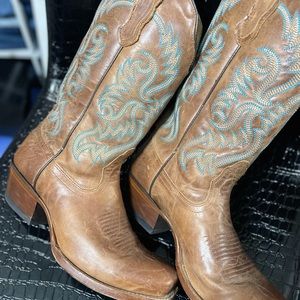 Ladies Nacona boots size 5 1/2 b tan